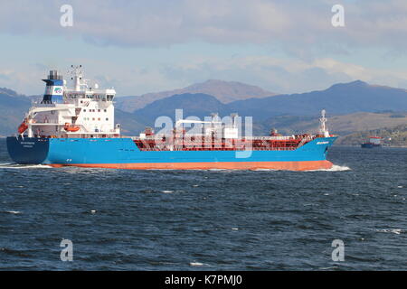 Le pétrolier Bro grossiste en entrée sur la Clyde, avec l'aller Patras dans la distance. Banque D'Images