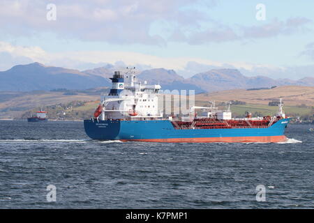 Le pétrolier Bro grossiste en entrée sur la Clyde, avec l'aller Patras dans la distance. Banque D'Images