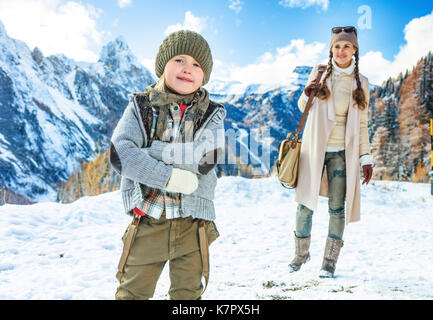 L'hiver sur niveau supérieur de plaisir. la mère et la fille moderne contre les touristes paysage de montagne dans l'Alto Adige, Italie Banque D'Images