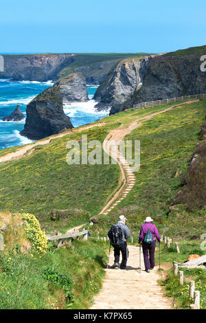 Les promeneurs sur la côte sud-ouest près de chemin bedruthan à Cornwall, Angleterre, Royaume-Uni. Banque D'Images