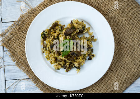 Risotto plat italien. Garnir avec les champignons. Banque D'Images