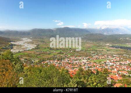 La vallée de konitsa et vue de la ville de konitsa, en Epire, région nord de la Grèce. Banque D'Images