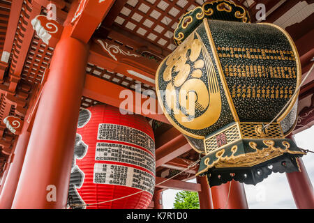 Lanterne en papier antique de l'époque Edo à l'entrée du temple d'Asakusa Kannon, Asakusa, Tokyo, Japon Banque D'Images