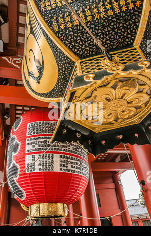 Lanterne en papier antique de l'époque Edo à l'entrée du temple d'Asakusa Kannon, Asakusa, Tokyo, Japon Banque D'Images