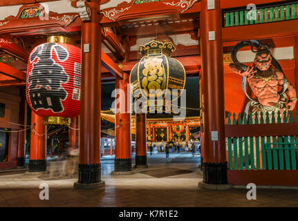 Lanterne en papier de l'époque Edo ancienne à l'entrée Hozomon du temple Asakusa Kannon, Tokyo, Japon Banque D'Images