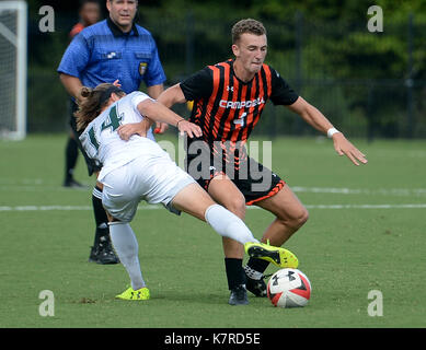 Williamsburg, VA, États-Unis d'Amérique. 16 Sep, 2017. 20170916 - terrain Campbell JOSH SIGNEY (4) fends off William et Mary l'avant WILLIAM ESKAY (14) dans la première moitié au stade de la famille Martin à Williamsburg, en Virginie Crédit : Chuck Myers/ZUMA/Alamy Fil Live News Banque D'Images