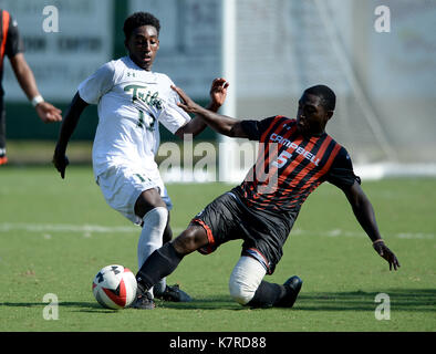 Williamsburg, VA, États-Unis d'Amérique. 16 Sep, 2017. 20170916 - Campbell defender SAMUEL ORISATOKI (5) défis avec succès le milieu de terrain William et Mary MARCEL BERRY (12) dans la seconde moitié au stade de la famille Martin à Williamsburg, en Virginie Crédit : Chuck Myers/ZUMA/Alamy Fil Live News Banque D'Images