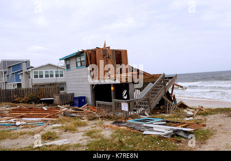 16 septembre 2017- sud Ponte Vedra Beach, Floride, États-Unis - les vagues sont vus à proximité d'une maison en bord de mer le 16 septembre 2017 après la maison a subi des dommages majeurs à partir de l'ouragan l'Irma en Afrique du Ponte Vedra Beach, Floride le 11 septembre 2017. (Paul Hennessy/Alamy) Banque D'Images