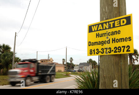 16 septembre 2017- sud Ponte Vedra Beach, Floride, États-Unis - un camion est vu passant un signe à la recherche de l'ouragan a endommagé des maisons le 16 septembre 2017 dans le sillage de l'ouragan d'ions irma qui a frappé la région le 11 septembre 2017. (Paul Hennessy/Alamy) Banque D'Images