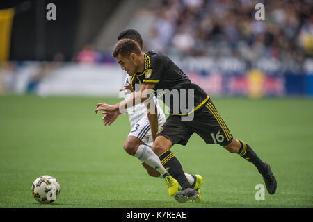 Vancouver, Canada. 16 Septembre, 2017. Hector Jimenez (16) de Columbus Crew, Cristian Techera (13) des Whitecaps de Vancouver, rivalisent pour la balle. Score final 2-2. Columbus Crew vs Whitecaps de Vancouver, BC Place Stadium. © Gerry Rousseau/Alamy Live News Banque D'Images