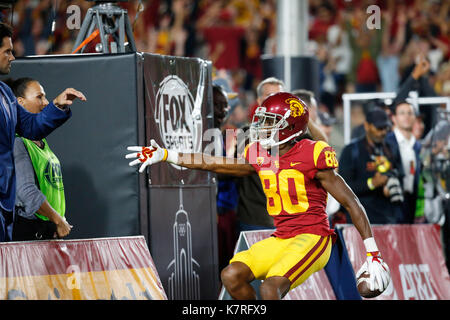 16 septembre 2017 USC Trojans wide receiver Deontay Burnett # 80 célèbre avec ex-USC Trojans Quarterback Matt Leinart au cours de la NCAA football match entre le Texas longhorns et l'USC Trojans au Los Angeles Coliseum de Los Angeles, Californie. Charles Baus/CSM Banque D'Images