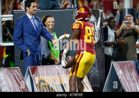 16 septembre 2017 USC Trojans wide receiver Deontay Burnett # 80 célèbre avec ex-USC Trojans Quarterback Matt Leinart au cours de la NCAA football match entre le Texas longhorns et l'USC Trojans au Los Angeles Coliseum de Los Angeles, Californie. Charles Baus/CSM Banque D'Images