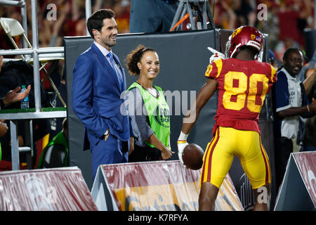 16 septembre 2017 USC Trojans wide receiver Deontay Burnett # 80 célèbre avec ex-USC Trojans Quarterback Matt Leinart au cours de la NCAA football match entre le Texas longhorns et l'USC Trojans au Los Angeles Coliseum de Los Angeles, Californie. Charles Baus/CSM Banque D'Images