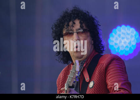 La Courneuve, France. 16 septembre 2017. Norbert Krief, guitariste de « Trust », se produit à la Fête de l'humanité le 16 septembre 2017 à la Courneuve. Crédit : Bernard Menigault/Alamy Live News Banque D'Images