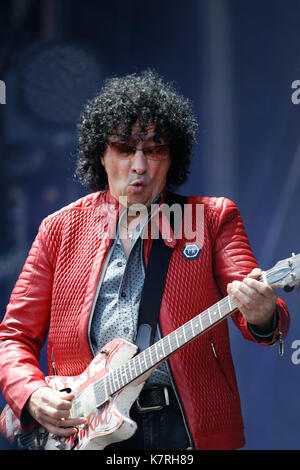 La Courneuve, France. 16 septembre 2017. Norbert Krief, guitariste de « Trust », se produit à la Fête de l'humanité le 16 septembre 2017 à la Courneuve. Crédit : Bernard Menigault/Alamy Live News Banque D'Images