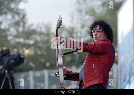 La Courneuve, France. 16 septembre 2017. Norbert Krief, guitariste de « Trust », se produit à la Fête de l'humanité le 16 septembre 2017 à la Courneuve. Crédit : Bernard Menigault/Alamy Live News Banque D'Images