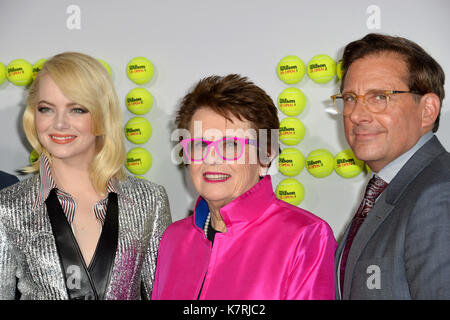 Los angeles, ca septembre 16, 2017. : emma stone, Billie Jean King & Steve Carell lors de la première de "bataille des sexes" au Regency village theatre, Westwood Photo : Sarah Stewart Banque D'Images