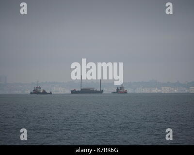 Sheerness, Kent, UK. Sep 17, 2017. Météo France : un ciel couvert, Misty, gris et un peu froid matin de Sheerness. Une barge est tiré par deux remorqueurs. Credit : James Bell/Alamy Live News Banque D'Images