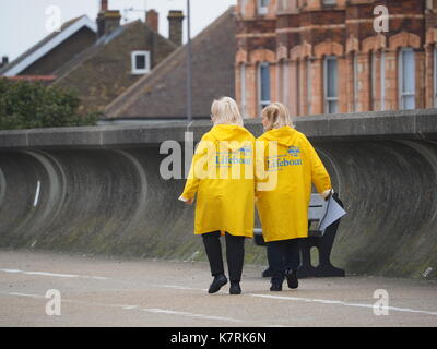 Sheerness, Kent, UK. Sep 17, 2017. Météo France : un ciel couvert, Misty, gris et un peu froid matin de Sheerness. Deux bénévoles de sauvetage soyez prêt pour la course annuelle. Credit : James Bell/Alamy Live News Banque D'Images