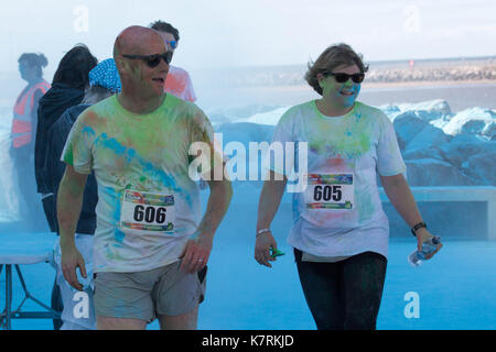 Morecambe, Lancashire, Royaume-Uni. 17Th sep 2017. jwk dash couleur qui a lieu sur la promenade de Morecambe chaque année pour recueillir des fonds pour l'hospice St Johns a vu des gens s'exécuter le long de la promenade et être pellted avec colorred alimenté par chacun de la façon aujourd'hui pionts crédit : david billinge/Alamy live news Banque D'Images