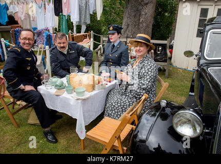 Chatham, Kent, UK. 17 septembre 2017. De reconstitution historique réunissant le passé à la vie avec 1940 robe période et la seconde guerre 2 ère les voitures et les avions à l'hommage aux années 40 Vintage Week-end à Cran-gevrier. © Matthew Richardson/Alamy Live News Banque D'Images