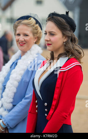 Chatham, Kent, UK. 17 septembre 2017. De reconstitution historique réunissant le passé à la vie avec 1940 robe période et la seconde guerre 2 ère les voitures et les avions à l'hommage aux années 40 Vintage Week-end à Cran-gevrier. © Matthew Richardson/Alamy Live News Banque D'Images