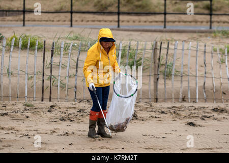 Crosby, Merseyside. Météo britannique. 17 Septembre, 2017. Elmo & Flow, les 6 ans, le nettoyage de la plage jour national en tant qu'amis de Crosby Beach se rassemblent pour collecter le plastique, caoutchouc, déchets et autres débris de plages du littoral dans l'estuaire de la Mersey. Des escouades de vendangeurs bénévoles rencontrés sur les cours dans le cadre de la grande plage de la litière propre et d'événements relevés sur les côtes de Grande-Bretagne, le nettoyage de la poubelle qui s'est échoué sur la rive. /AlamyLiveNews MediaWorldImages ; crédit. Banque D'Images