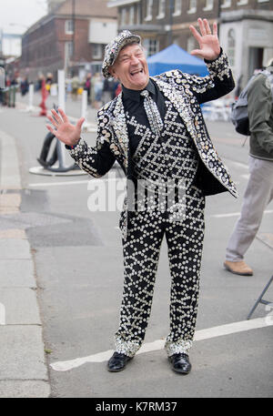 Chatham, Kent, UK. 17 septembre 2017. Pearly King réunissant le passé à la vie avec 1940 robe période et la seconde guerre 2 ère les voitures et les avions à l'hommage aux années 40 Vintage Week-end à Cran-gevrier. © Matthew Richardson/Alamy Live News Banque D'Images