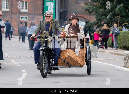 Chatham, Kent, UK. 17 septembre 2017. De reconstitution historique réunissant le passé à la vie avec 1940 robe période et la seconde guerre 2 ère les voitures et les avions à l'hommage aux années 40 Vintage Week-end à Cran-gevrier. © Matthew Richardson/Alamy Live News Banque D'Images