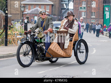 Chatham, Kent, UK. 17 septembre 2017. De reconstitution historique réunissant le passé à la vie avec 1940 robe période et la seconde guerre 2 ère les voitures et les avions à l'hommage aux années 40 Vintage Week-end à Cran-gevrier. © Matthew Richardson/Alamy Live News Banque D'Images