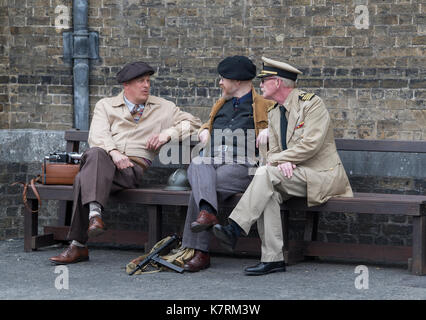 Chatham, Kent, UK. 17 septembre 2017. De reconstitution historique réunissant le passé à la vie avec 1940 robe période et la seconde guerre 2 ère les voitures et les avions à l'hommage aux années 40 Vintage Week-end à Cran-gevrier. © Matthew Richardson/Alamy Live News Banque D'Images