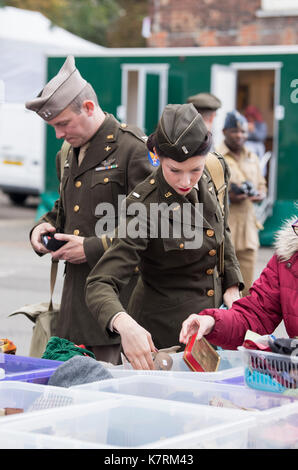 Chatham, Kent, UK. 17 septembre 2017. Des reconstitutions historiques de la Seconde Guerre mondiale 2 1940 aspect uniforme par le biais de stands d'peroid articles à vendre à l'hommage aux années 40 Vintage Week-end à Cran-gevrier. © Matthew Richardson/Alamy Live News Banque D'Images