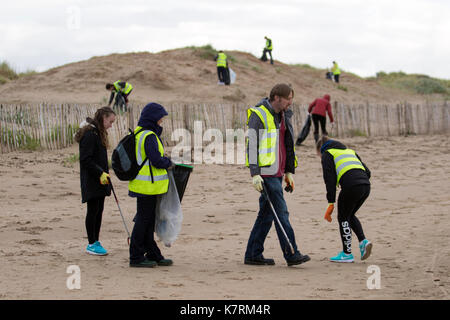 Crosby, Merseyside. Météo britannique. 17 Septembre, 2017. Elmo & Flo, les deux cousins de 6 ans, à la Journée Nettoyage de la plage comme les amis de Crosby Beach se rassemblent pour collecter le plastique, caoutchouc, déchets et autres débris de plages du littoral dans l'estuaire de la Mersey. Des escouades de vendangeurs bénévoles rencontrés sur les cours dans le cadre de la grande plage de la litière propre et d'événements relevés sur les côtes de Grande-Bretagne, le nettoyage de la poubelle qui s'est échoué sur la rive. /AlamyLiveNews MediaWorldImages ; crédit. Banque D'Images