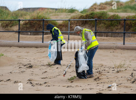 Crosby, Merseyside. Météo britannique. 17 Septembre, 2017. Elmo & Flow, les 6 ans, le nettoyage de la plage jour national en tant qu'amis de Crosby Beach se rassemblent pour collecter le plastique, caoutchouc, déchets et autres débris de plages du littoral dans l'estuaire de la Mersey. Des escouades de vendangeurs bénévoles rencontrés sur les cours dans le cadre de la grande plage de la litière propre et d'événements relevés sur les côtes de Grande-Bretagne, le nettoyage de la poubelle qui s'est échoué sur la rive. /AlamyLiveNews MediaWorldImages ; crédit. Banque D'Images