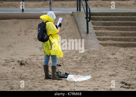 Crosby, Merseyside. Météo britannique. 17 Septembre, 2017. Elmo & Flow, les 6 ans, le nettoyage de la plage jour national en tant qu'amis de Crosby Beach se rassemblent pour collecter le plastique, caoutchouc, déchets et autres débris de plages du littoral dans l'estuaire de la Mersey. Des escouades de vendangeurs bénévoles rencontrés sur les cours dans le cadre de la grande plage de la litière propre et d'événements relevés sur les côtes de Grande-Bretagne, le nettoyage de la poubelle qui s'est échoué sur la rive. /AlamyLiveNews MediaWorldImages ; crédit. Banque D'Images