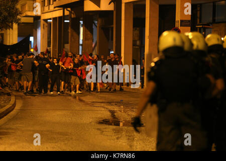 Athènes, Grèce. 16 sep, 2017. Les manifestants se heurtent à la police au cours d'une manifestation à Athènes, Grèce, sept. 16, 2017. Un rassemblement anti-fasciste a eu lieu dans le centre d'Athènes sur sept.16, 2017, marquant le quatrième anniversaire de l'assassinat d'un militant anti-fasciste par un partisan de l'extrême-droite aube dorée partie. crédit : marios lolos/Xinhua/Alamy live news Banque D'Images