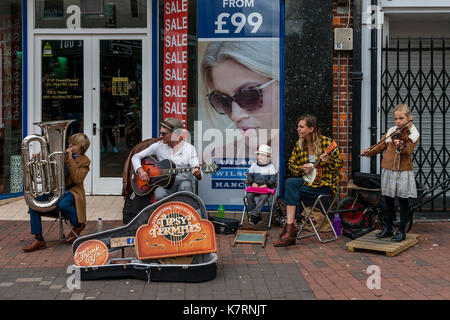 Lewes, UK. 17 septembre 2017.Une jeune famille d'amuseurs publics effectuer dans la high street, Lewes, East Sussex, UK. crédit : grant rooney/Alamy live news Banque D'Images