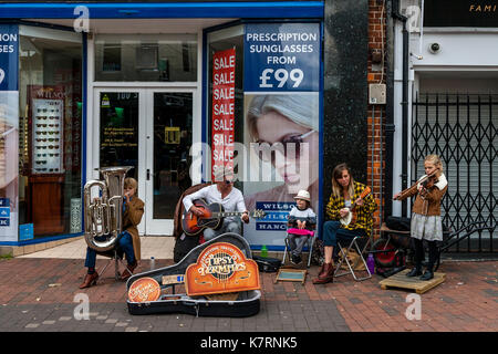 Lewes, UK. 17 septembre 2017.Une jeune famille d'amuseurs publics effectuer dans la high street, Lewes, East Sussex, UK. crédit : grant rooney/Alamy live news Banque D'Images