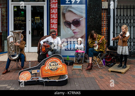 Lewes, UK. 17 septembre 2017.Une jeune famille d'amuseurs publics effectuer dans la high street, Lewes, East Sussex, UK. crédit : grant rooney/Alamy live news Banque D'Images