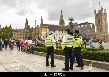 Londres, Royaume-Uni. 17 septembre 2017. Des forces de police supplémentaires, de nombreuses forces, sont vus dans les rues de la capitale à la suite de l'annonce par le Premier ministre Theresa peut d'élever le niveau de sécurité nationale après une critique à une attaque terroriste à Parsons Green tube station. Crédit : Stephen Chung / Alamy Live News Banque D'Images