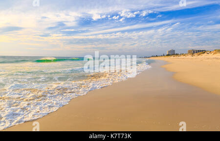 Une vague se brisant sur les rives de la plage de Scarborough. Perth, Australie Banque D'Images