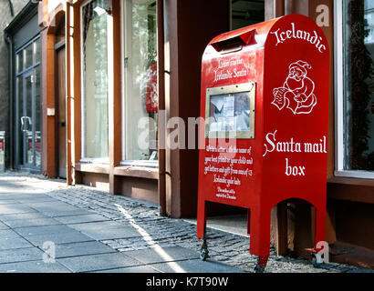 Rouge Santa mail fort dans les rues de Reykjavik. Banque D'Images