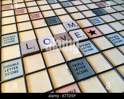 Les mots 'love me' en toutes lettres sur un plateau de jeu de Scrabble Banque D'Images