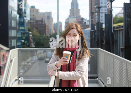 Happy girl with tne new york street snapshot Banque D'Images
