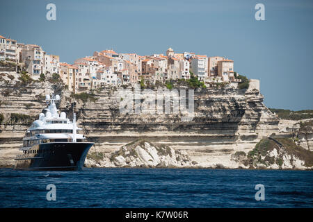 Vue panoramique sur la ville et les falaises de Bonifacio avec yacht à moteur sur l'ancre, corse, france Banque D'Images