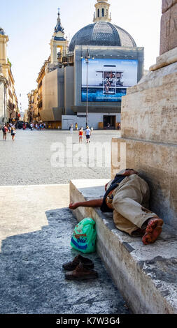 Rome, Italie - 30 août 2017 - sans-abri dort sur la rue à l'ombre de l'obélisque de la Piazza del popolo Banque D'Images