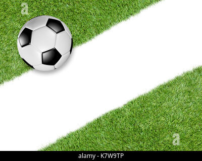 Ballon de football sur gazon vert avec une large ligne blanche en diagonale à travers le cadre vu du dessus dans un sport concept with copy space Banque D'Images