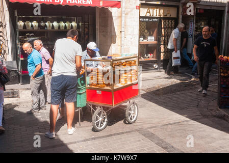 Simit bagels turcs à vendre à Istanbul Turquie Banque D'Images