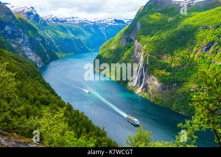 Vue de la cascade des sept Sœurs et le Geirangerfjorden avec un bateau de croisière Hurtigruten de et d'un traversier, panorama de montagnes, la Norvège Banque D'Images