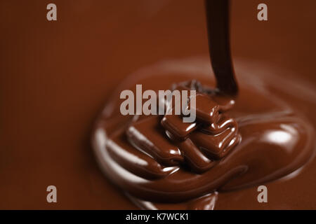 Pouring melted Chocolate foncé premium d'en haut Banque D'Images